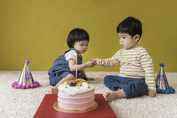 포토 JPG 전신 응시 여자 남자 초 실내 앉기 두명 앞모습 옆모습 케이크 손잡기 고깔모자 한국인 아기 생일파티 생일 해피버스데이 아기만 국내포토 모자_잡화 시선 기념일 뷰포인트 모션 디저트 사람 동양인 내부 파일형식
