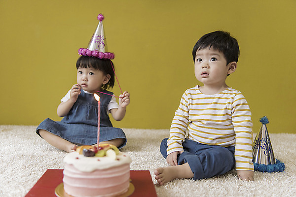 포토 JPG 전신 응시 여자 남자 초 실내 앉기 두명 앞모습 케이크 고깔모자 한국인 아기 생일파티 생일 쓰는 해피버스데이 아기만 국내포토 모자_잡화 시선 기념일 뷰포인트 모션 디저트 사람 동양인 내부 파일형식