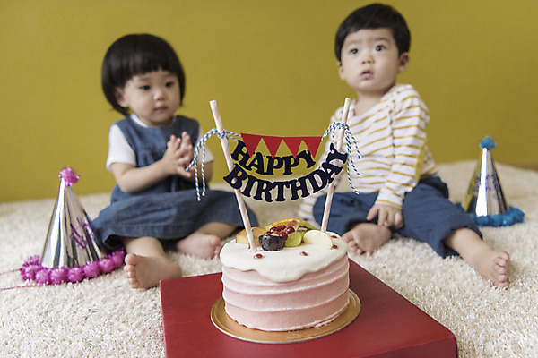 포토 JPG 전신 응시 여자 남자 실내 앉기 두명 앞모습 아웃포커스 케이크 고깔모자 한국인 아기 생일파티 생일 해피버스데이 아기만 국내포토 모자_잡화 시선 기념일 뷰포인트 모션 디저트 촬영기법 사람 동양인 내부 파일형식