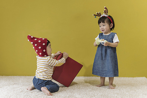 포토 JPG 전신 모자 응시 여자 남자 크리스마스 실내 서기 웃음 들기 앉기 두명 앞모습 옆모습 선물상자 한국인 아기 나팔 루돌프머리띠 아기만 국내포토 시선 잡화 기념일 악기 뷰포인트 모션 표정 선물 사람 동양인 내부 상자 머리띠 파일형식