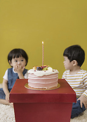 포토 JPG 응시 여자 남자 초 실내 앉기 상반신 두명 앞모습 아웃포커스 케이크 한국인 아기 생일파티 생일 해피버스데이 아기만 국내포토 시선 기념일 뷰포인트 모션 디저트 촬영기법 사람 동양인 내부 파일형식