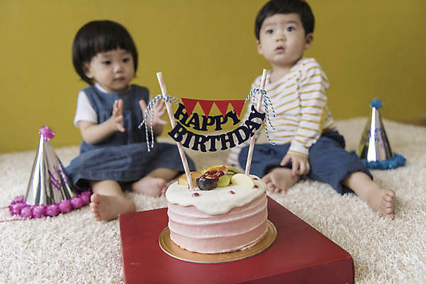 포토 JPG 전신 응시 여자 남자 실내 앉기 두명 앞모습 아웃포커스 케이크 고깔모자 한국인 아기 생일파티 생일 박수 해피버스데이 아기만 국내포토 모자_잡화 시선 기념일 뷰포인트 모션 디저트 촬영기법 사람 동양인 손짓 내부 파일형식