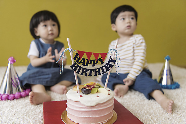 포토 JPG 전신 응시 여자 남자 실내 앉기 두명 앞모습 아웃포커스 케이크 고깔모자 한국인 아기 생일파티 생일 해피버스데이 아기만 국내포토 모자_잡화 시선 기념일 뷰포인트 모션 디저트 촬영기법 사람 동양인 내부 파일형식