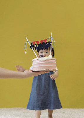 포토 JPG 손 응시 여자 실내 서기 들기 상반신 두명 앞모습 아웃포커스 신체부위 케이크 한국인 아기 생일파티 생일 해피버스데이 국내포토 시선 기념일 뷰포인트 모션 디저트 촬영기법 사람 동양인 내부 파일형식