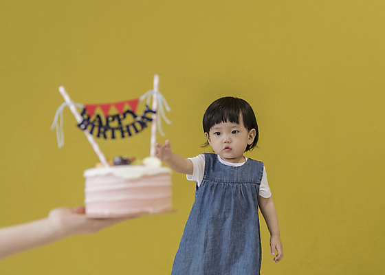 포토 JPG 손 응시 여자 실내 서기 들기 상반신 두명 앞모습 아웃포커스 신체부위 케이크 한국인 아기 생일파티 생일 해피버스데이 국내포토 시선 기념일 뷰포인트 모션 디저트 촬영기법 사람 동양인 내부 파일형식