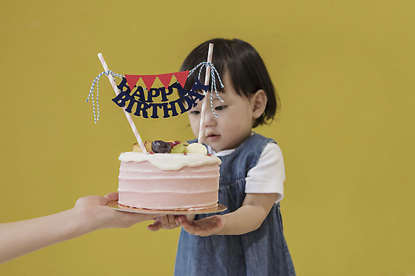 포토 JPG 손 여자 실내 서기 들기 상반신 두명 앞모습 신체부위 한국인 아기 생일 생일케이크 해피버스데이 국내포토 기념일 뷰포인트 모션 사람 동양인 내부 케이크 파일형식