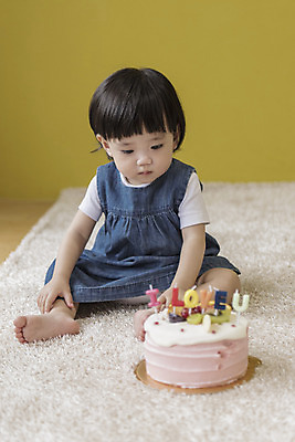 포토 JPG 전신 응시 여자 실내 사랑 한명 앉기 앞모습 케이크 한국인 아기 생일파티 생일 아이러브유 여자아기한명만 국내포토 1 시선 기념일 감정 뷰포인트 모션 디저트 사람 동양인 내부 여자한명만 여자아기만 파일형식