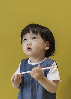 포토 JPG 응시 여자 실내 빨대 한명 서기 들기 상반신 앞모습 한국인 올려보기 아기 여자아기한명만 국내포토 1 시선 뷰포인트 모션 사람 동양인 내부 여자한명만 여자아기만 파일형식