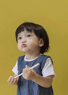 포토 JPG 응시 여자 실내 빨대 한명 서기 들기 상반신 앞모습 한국인 올려보기 아기 여자아기한명만 국내포토 1 시선 뷰포인트 모션 사람 동양인 내부 여자한명만 여자아기만 파일형식