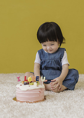 포토 JPG 전신 응시 여자 행복 실내 사랑 한명 웃음 앉기 앞모습 케이크 한국인 아기 생일파티 생일 아이러브유 여자아기한명만 국내포토 1 시선 기념일 감정 뷰포인트 모션 디저트 표정 사람 동양인 내부 여자한명만 여자아기만 파일형식