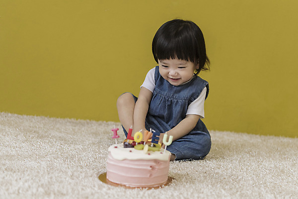 포토 JPG 전신 응시 여자 행복 실내 사랑 한명 웃음 앉기 앞모습 케이크 한국인 아기 생일파티 생일 아이러브유 여자아기한명만 국내포토 1 시선 기념일 감정 뷰포인트 모션 디저트 표정 사람 동양인 내부 여자한명만 여자아기만 파일형식