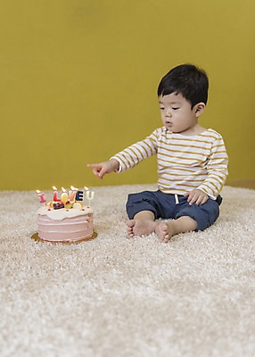 포토 JPG 전신 응시 남자 실내 사랑 한명 앉기 앞모습 케이크 한국인 가리킴 아기 생일파티 생일 아이러브유 남자아기한명만 국내포토 1 시선 기념일 감정 뷰포인트 모션 디저트 사람 동양인 손짓 내부 남자한명만 남자아기만 파일형식