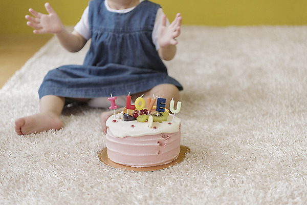 포토 JPG 여자 실내 사랑 한명 앉기 앞모습 아웃포커스 신체부위 케이크 한국인 하반신 아기 생일파티 생일 박수 아이러브유 여자아기한명만 국내포토 1 기념일 감정 뷰포인트 모션 디저트 촬영기법 사람 동양인 손짓 내부 여자한명만 여자아기만 파일형식