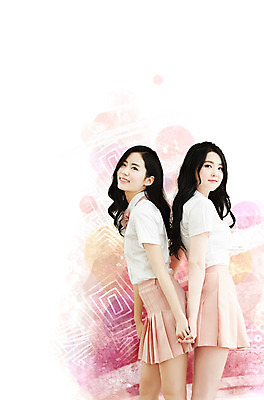 PSD 편집이미지 여자 포즈 남방 서기 미소 상반신 20대 성인 두명 옆모습 친구 손잡기 한국인 등맞대기 플리츠스커트 트윈룩 이미지편집 옷 뷰포인트 셔츠 관계 모션 표정 사람 동양인 청년 치마 파일형식