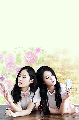 PSD 편집이미지 응시 여자 엎드리기 포즈 들기 상반신 20대 성인 두명 친구 한국인 성인여자만 트윈룩 이미지편집 시선 옷 관계 모션 사람 동양인 청년 여자만 성인만 파일형식