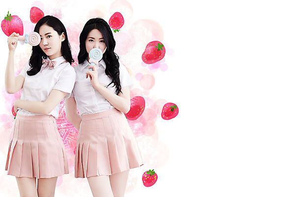 PSD 편집이미지 여자 포즈 남방 딸기 사탕 서기 들기 상반신 20대 성인 두명 앞모습 친구 한국인 플리츠스커트 성인여자만 트윈룩 이미지편집 옷 뷰포인트 셔츠 과일 관계 모션 디저트 사람 동양인 청년 치마 여자만 성인만 파일형식
