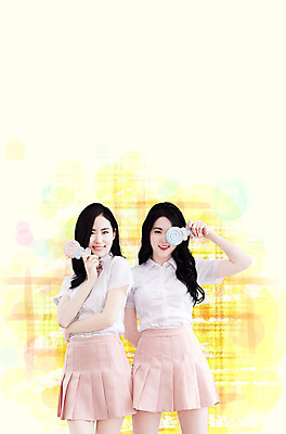 PSD 편집이미지 여자 포즈 남방 사탕 서기 미소 들기 상반신 20대 성인 두명 앞모습 친구 거울 한국인 플리츠스커트 성인여자만 트윈룩 이미지편집 옷 뷰포인트 셔츠 관계 모션 디저트 표정 사람 동양인 청년 치마 여자만 성인만 파일형식