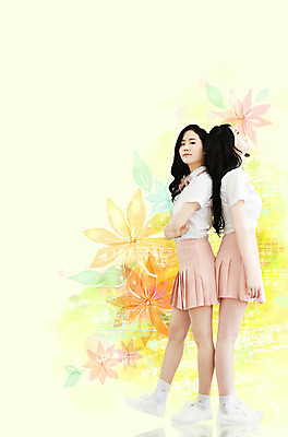 전신 PSD 편집이미지 여자 포즈 꽃무늬 서기 20대 성인 두명 옆모습 친구 한국인 등맞대기 플리츠스커트 트윈룩 이미지편집 옷 꽃 뷰포인트 무늬 관계 모션 사람 동양인 청년 치마 파일형식