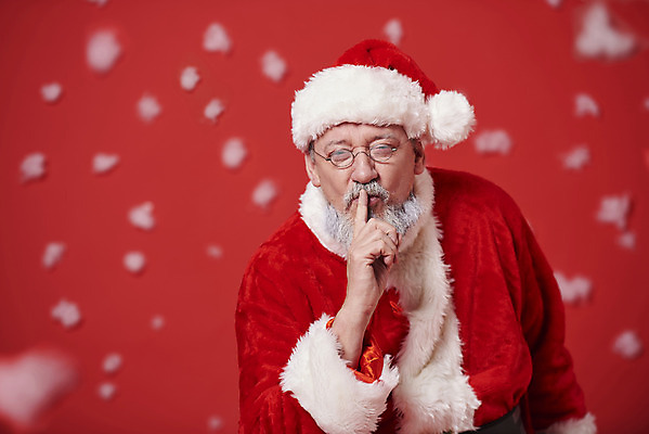 포토 JPG 스튜디오촬영 서양인 백인 남자 중년 50대 크리스마스 산타모자 산타옷 수염 실내 한명 웃음 이벤트 상반신 앞모습 산타클로스 눈 쉿 중년남자한명만 국내포토 자연요소 외국인 모자_잡화 1 옷 기념일 뷰포인트 날씨 표정 사람 성인 내부 조용 남자한명만 중년남자만 파일형식