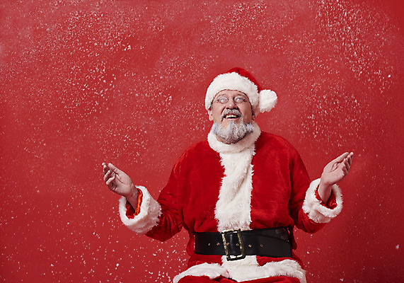 포토 JPG 스튜디오촬영 서양인 백인 응시 남자 중년 50대 크리스마스 산타모자 산타옷 팔벌리기 수염 실내 한명 웃음 앉기 상반신 앞모습 산타클로스 눈 중년남자한명만 국내포토 자연요소 외국인 모자_잡화 1 시선 옷 기념일 뷰포인트 모션 날씨 표정 사람 성인 내부 남자한명만 중년남자만 파일형식