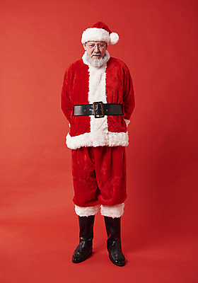포토 JPG 스튜디오촬영 전신 서양인 백인 남자 중년 50대 크리스마스 산타모자 산타옷 수염 실내 한명 서기 앞모습 산타클로스 뒷짐 중년남자한명만 국내포토 외국인 모자_잡화 1 옷 기념일 뷰포인트 모션 사람 성인 내부 남자한명만 중년남자만 파일형식