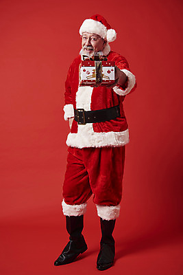 포토 JPG 스튜디오촬영 전신 서양인 백인 남자 중년 50대 크리스마스 산타모자 산타옷 수염 실내 선물 한명 서기 웃음 앞모습 산타클로스 주기 중년남자한명만 국내포토 외국인 모자_잡화 1 옷 기념일 뷰포인트 모션 표정 사람 성인 내부 남자한명만 중년남자만 파일형식