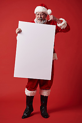 포토 JPG 스튜디오촬영 전신 서양인 백인 배너 남자 중년 50대 크리스마스 산타모자 산타옷 수염 사각프레임 실내 한명 서기 웃음 들기 앞모습 산타클로스 손전화 중년남자한명만 국내포토 외국인 모자_잡화 1 옷 기념일 뷰포인트 모션 프레임 표정 사람 손짓 성인 내부 사각형 남자한명만 중년남자만 파일형식