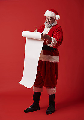 포토 JPG 스튜디오촬영 전신 서양인 백인 남자 중년 50대 크리스마스 산타모자 산타옷 수염 실내 한명 서기 웃음 들기 앞모습 산타클로스 기록 두루마리 중년남자한명만 국내포토 외국인 모자_잡화 1 옷 기념일 뷰포인트 모션 표정 사람 성인 내부 남자한명만 중년남자만 파일형식