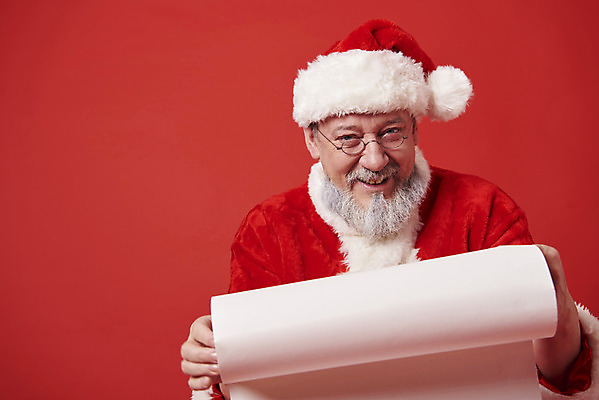 포토 JPG 스튜디오촬영 서양인 백인 남자 중년 50대 크리스마스 산타모자 산타옷 수염 실내 한명 웃음 들기 상반신 앞모습 산타클로스 두루마리 중년남자한명만 국내포토 외국인 모자_잡화 1 옷 기념일 뷰포인트 모션 표정 사람 성인 내부 남자한명만 중년남자만 파일형식