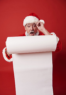 포토 JPG 스튜디오촬영 서양인 백인 응시 남자 중년 50대 크리스마스 산타모자 산타옷 수염 실내 한명 들기 상반신 앞모습 산타클로스 놀람 두루마리 중년남자한명만 국내포토 외국인 모자_잡화 1 시선 옷 기념일 감정 뷰포인트 모션 표정 사람 성인 내부 남자한명만 중년남자만 파일형식