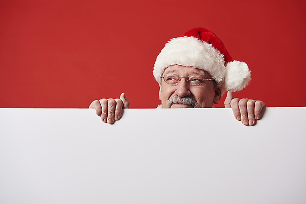 포토 JPG 스튜디오촬영 서양인 백인 배너 응시 남자 중년 50대 크리스마스 산타모자 산타옷 수염 사각프레임 프레임 실내 한명 웃음 들기 상반신 앞모습 산타클로스 중년남자한명만 국내포토 외국인 모자_잡화 1 시선 옷 기념일 뷰포인트 모션 표정 사람 성인 내부 사각형 남자한명만 중년남자만 파일형식