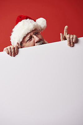 포토 JPG 스튜디오촬영 서양인 백인 배너 응시 남자 중년 50대 크리스마스 산타모자 산타옷 수염 사각프레임 프레임 실내 한명 들기 상반신 앞모습 산타클로스 가리킴 중년남자한명만 국내포토 외국인 모자_잡화 1 시선 옷 기념일 뷰포인트 모션 사람 손짓 성인 내부 사각형 남자한명만 중년남자만 파일형식