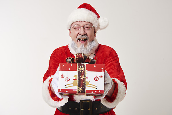 포토 JPG 스튜디오촬영 서양인 백인 남자 중년 50대 크리스마스 산타모자 산타옷 수염 실내 선물 한명 웃음 들기 상반신 앞모습 산타클로스 주기 중년남자한명만 국내포토 외국인 모자_잡화 1 옷 기념일 뷰포인트 모션 표정 사람 성인 내부 남자한명만 중년남자만 파일형식