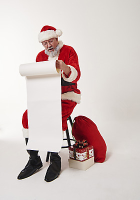 포토 JPG 스튜디오촬영 전신 서양인 백인 응시 남자 중년 50대 크리스마스 산타모자 산타옷 수염 사각프레임 프레임 실내 선물 한명 웃음 앉기 앞모습 산타클로스 두루마리 보따리 중년남자한명만 국내포토 외국인 모자_잡화 1 시선 옷 기념일 뷰포인트 모션 표정 사람 성인 내부 사각형 남자한명만 중년남자만 파일형식
