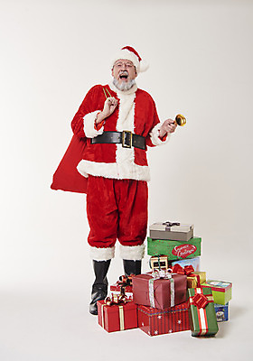 포토 JPG 스튜디오촬영 전신 서양인 백인 남자 중년 50대 크리스마스 산타모자 산타옷 수염 실내 선물 한명 서기 웃음 들기 앞모습 산타클로스 보따리 핸드벨 중년남자한명만 국내포토 외국인 모자_잡화 1 옷 기념일 악기 뷰포인트 모션 표정 사람 성인 내부 남자한명만 중년남자만 파일형식
