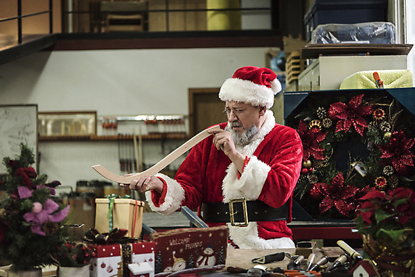 포토 JPG 서양인 나무 백인 남자 중년 50대 크리스마스 산타모자 산타옷 수염 실내 선물 한명 웃음 앉기 상반신 옆모습 산타클로스 공구 손질 목공소 작업대 중년남자한명만 크리스마스리스 국내포토 외국인 식물 모자_잡화 1 옷 기념일 뷰포인트 모션 표정 사람 성인 내부 화환 도구 남자한명만 중년남자만 파일형식