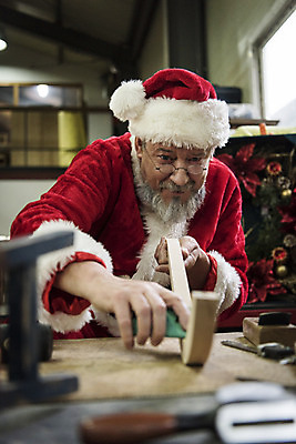 포토 JPG 서양인 나무 백인 남자 중년 50대 크리스마스 산타모자 산타옷 수염 실내 한명 웃음 앉기 상반신 앞모습 산타클로스 손질 목공소 작업대 중년남자한명만 국내포토 외국인 식물 모자_잡화 1 옷 기념일 뷰포인트 모션 표정 사람 성인 내부 남자한명만 중년남자만 파일형식
