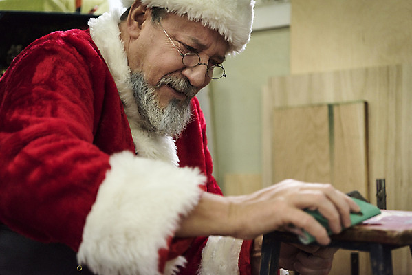 포토 JPG 서양인 백인 남자 중년 50대 크리스마스 의자 산타모자 산타옷 수염 실내 한명 웃음 상반신 옆모습 산타클로스 다듬기 목공소 작업대 중년남자한명만 국내포토 외국인 모자_잡화 1 옷 기념일 뷰포인트 가구 모션 표정 사람 성인 내부 남자한명만 중년남자만 파일형식