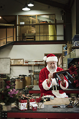 포토 서양인 외국인 모자_잡화 1 옷 기념일 뷰포인트 중년 가구 크리스마스 모션 사람 성인 내부 남자한명만 중년남자만 파일형식 작업대 다듬기 의자 상반신 앞모습 JPG 백인 남자 산타모자 산타옷 수염 한명 산타클로스 중년남자한명만 50대 실내 목공소 앉기 국내포토