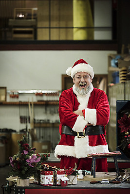 포토 JPG 서양인 백인 남자 중년 50대 크리스마스 산타모자 산타옷 수염 실내 한명 서기 웃음 상반신 앞모습 산타클로스 팔짱 목공소 작업대 중년남자한명만 국내포토 외국인 모자_잡화 1 옷 기념일 뷰포인트 모션 표정 사람 성인 내부 남자한명만 중년남자만 파일형식