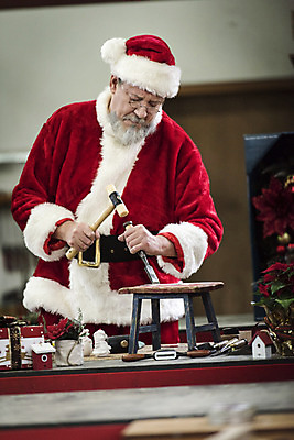 포토 JPG 서양인 백인 남자 중년 50대 크리스마스 의자 산타모자 산타옷 수염 실내 한명 서기 상반신 앞모습 산타클로스 망치 손질 망치질 목공소 작업대 중년남자한명만 국내포토 외국인 모자_잡화 1 옷 기념일 뷰포인트 가구 모션 사람 성인 내부 공구 남자한명만 중년남자만 파일형식