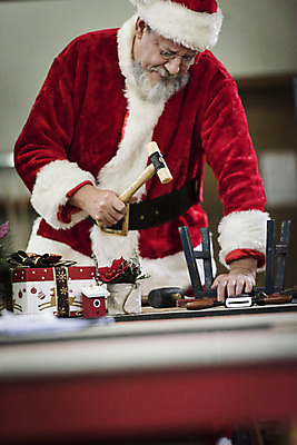 포토 JPG 서양인 백인 남자 중년 50대 크리스마스 의자 산타모자 산타옷 수염 실내 한명 서기 상반신 앞모습 산타클로스 망치 손질 망치질 목공소 작업대 중년남자한명만 국내포토 외국인 모자_잡화 1 옷 기념일 뷰포인트 가구 모션 사람 성인 내부 공구 남자한명만 중년남자만 파일형식