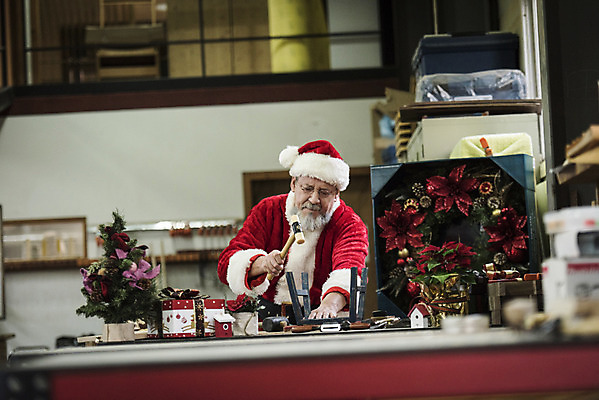 포토 서양인 외국인 모자_잡화 1 옷 기념일 뷰포인트 중년 가구 크리스마스 모션 사람 성인 내부 공구 망치 남자한명만 중년남자만 파일형식 작업대 망치질 의자 상반신 앞모습 JPG 백인 남자 산타모자 산타옷 수염 한명 산타클로스 중년남자한명만 50대 실내 목공소 앉기 국내포토
