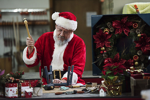 포토 JPG 서양인 백인 남자 중년 50대 크리스마스 의자 산타모자 산타옷 수염 실내 한명 웃음 앉기 상반신 앞모습 산타클로스 망치 손질 망치질 목공소 작업대 중년남자한명만 국내포토 외국인 모자_잡화 1 옷 기념일 뷰포인트 가구 모션 표정 사람 성인 내부 공구 남자한명만 중년남자만 파일형식