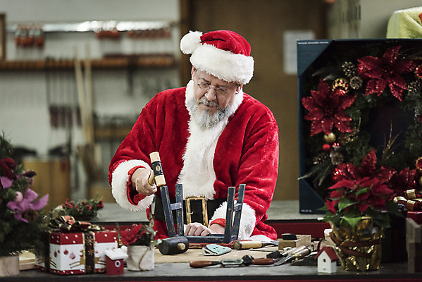 포토 JPG 서양인 백인 남자 중년 50대 크리스마스 의자 산타모자 산타옷 수염 실내 한명 앉기 상반신 앞모습 산타클로스 망치 손질 망치질 목공소 작업대 중년남자한명만 국내포토 외국인 모자_잡화 1 옷 기념일 뷰포인트 가구 모션 사람 성인 내부 공구 남자한명만 중년남자만 파일형식