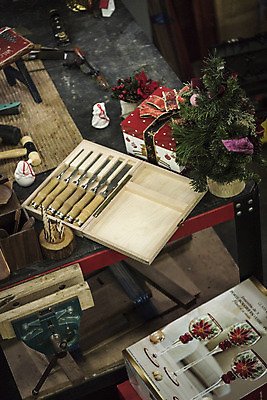 포토 JPG 크리스마스 잔 실내 사람없음 선물상자 조각상 조각칼 나무망치 목공소 작업대 국내포토 식기 기념일 선물 내부 상자 조형물 칼 망치 파일형식