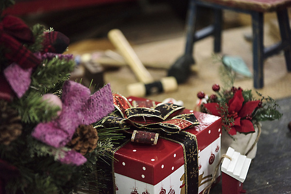 포토 JPG 크리스마스 실내 사람없음 선물상자 목공소 작업대 국내포토 기념일 선물 내부 상자 파일형식