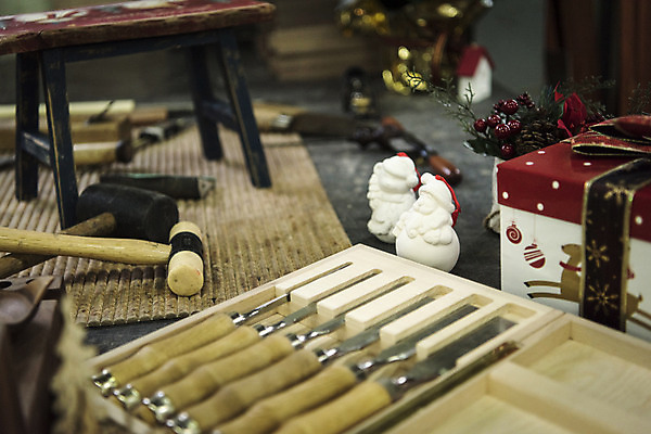 포토 JPG 크리스마스 실내 사람없음 선물상자 조각상 조각칼 나무망치 목공소 작업대 국내포토 기념일 선물 내부 상자 조형물 칼 망치 파일형식