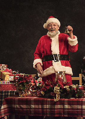 포토 JPG 스튜디오촬영 서양인 백인 남자 중년 50대 크리스마스장식 크리스마스 산타모자 산타옷 수염 실내 한명 서기 웃음 들기 상반신 앞모습 산타클로스 핸드벨 중년남자한명만 국내포토 외국인 모자_잡화 1 옷 기념일 악기 뷰포인트 모션 표정 사람 성인 내부 남자한명만 중년남자만 파일형식