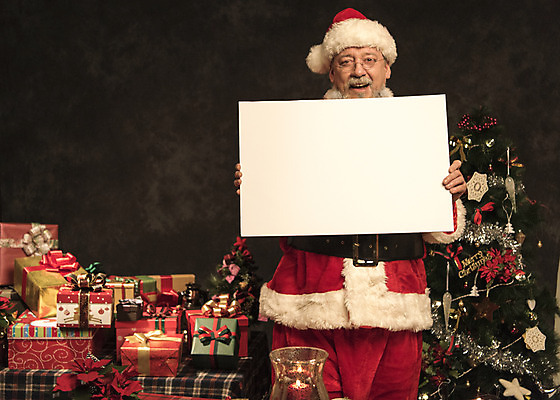 포토 JPG 스튜디오촬영 서양인 백인 배너 남자 중년 50대 크리스마스장식 크리스마스 산타모자 산타옷 수염 사각프레임 실내 한명 서기 웃음 들기 상반신 앞모습 산타클로스 중년남자한명만 국내포토 외국인 모자_잡화 1 옷 기념일 뷰포인트 모션 프레임 표정 사람 성인 내부 사각형 남자한명만 중년남자만 파일형식